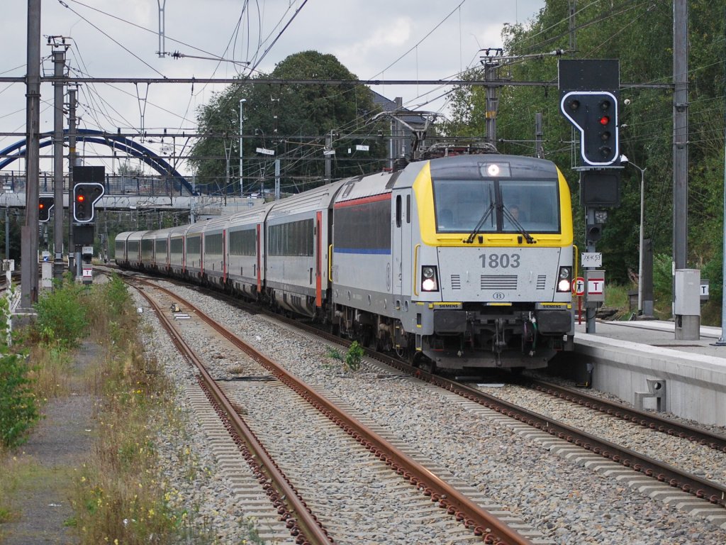IC-A-Zug nach Oostende mit Elektrolok 1803  EuroSprinter  trifft im Bhf Welkenraedt ein (22.09.11).