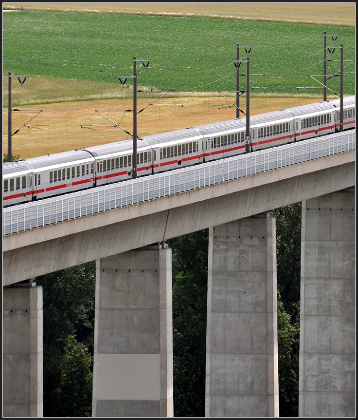 IC auf Brücke - 

Impression  der Enztalbrücke bei Enzweihingen. 

23.06.2011 (J)