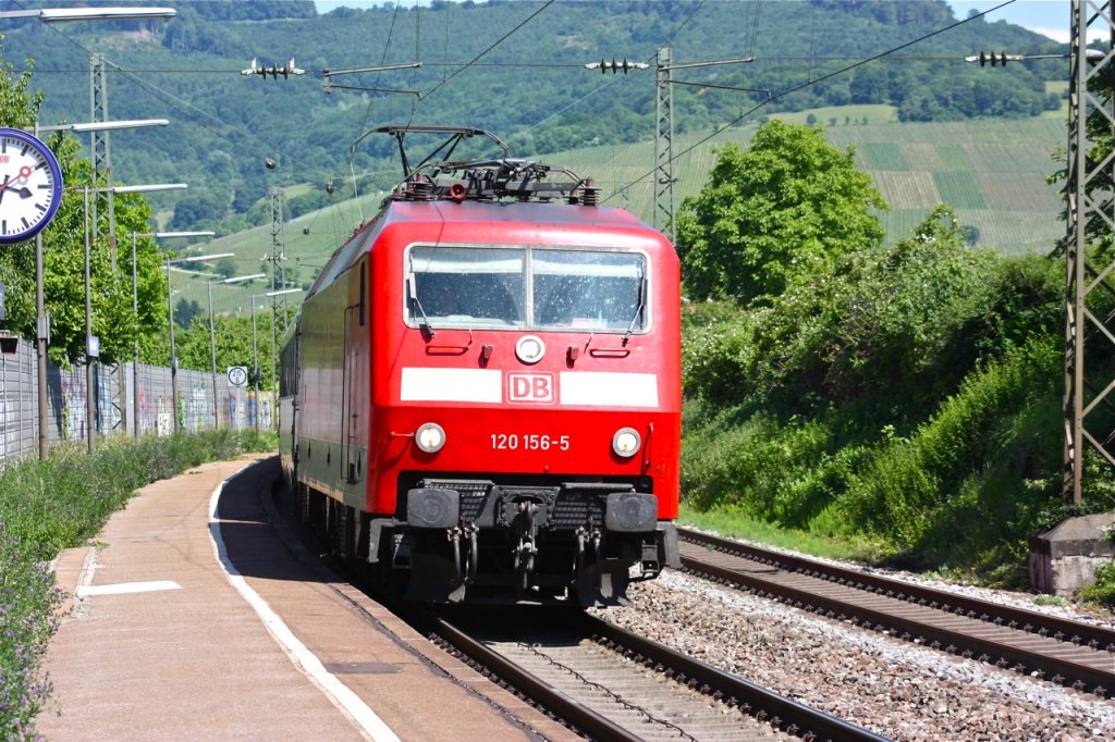 IC aus der Richtung Freiburg nach Bern. Mit einer BR 120 156-5 