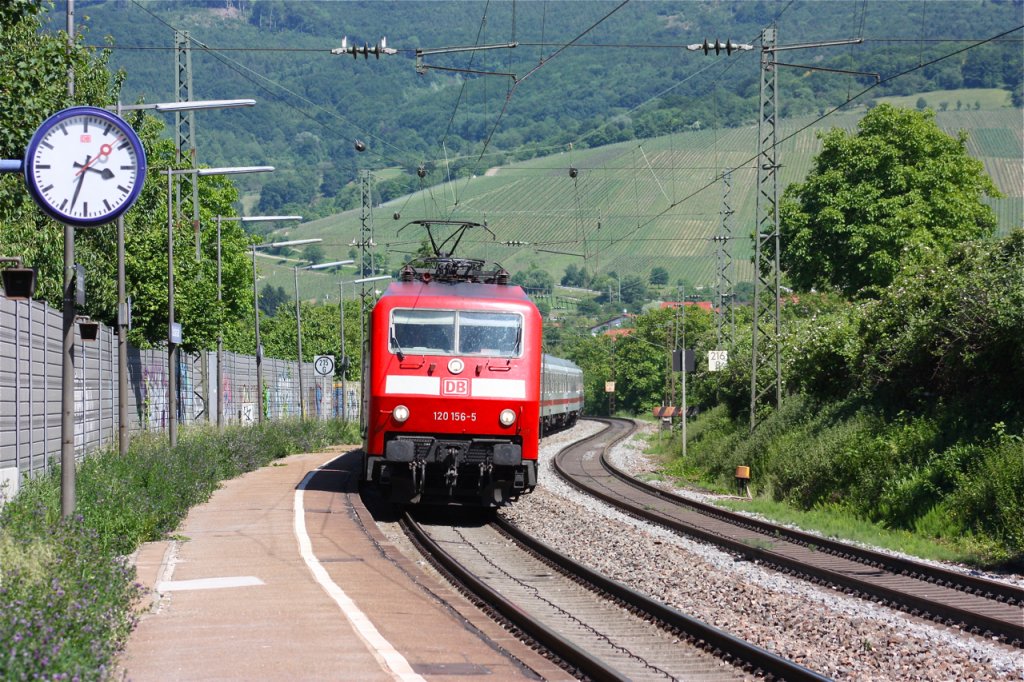 IC aus der Richtung Freiburg nach Bern. Mit einer BR 120 156-5. Auf Anregung von Pascal mit OL und Uhr 