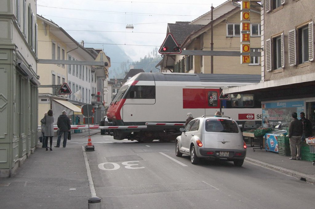 IC von Basel nach Interlaken-Ost beim Bahnbergang Marktgasse in Interlaken.02.10.12