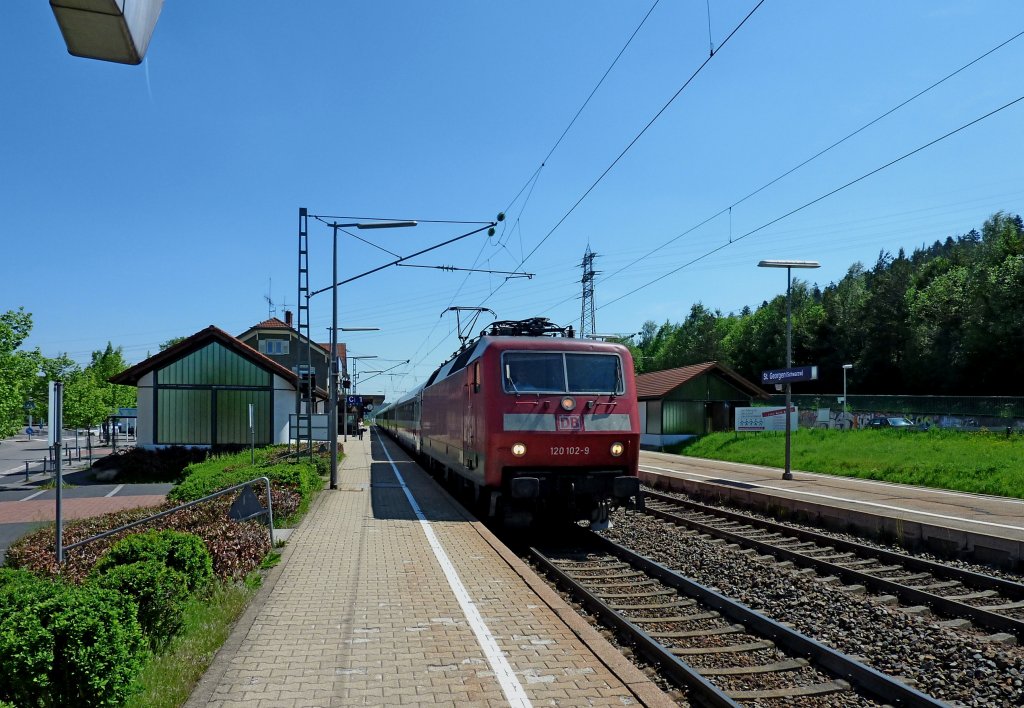 IC beim Halt im Bahnhof St.Georgen an der Schwarzwaldbahn, Mai 2012