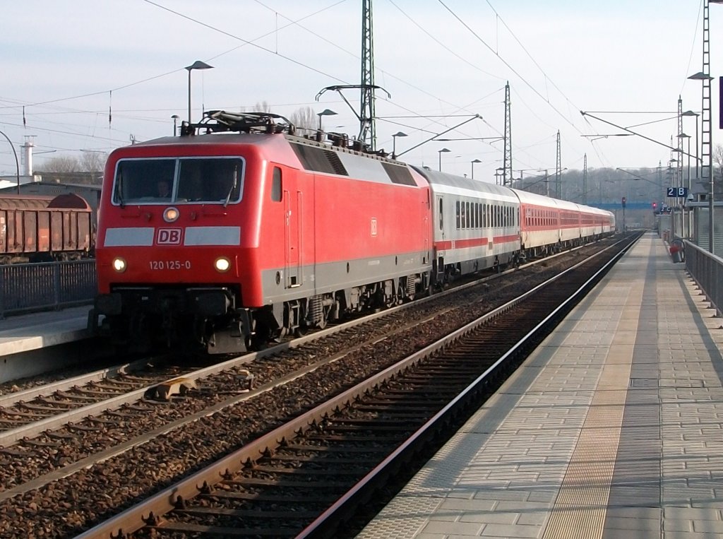 IC Binz-Dsseldorf hielt in Bergen/Rgen wo sogar fnf IC Wagen mit alter Farbgebung eingestellt waren,die von 120 125 bis Stralsund gezogen wurden.