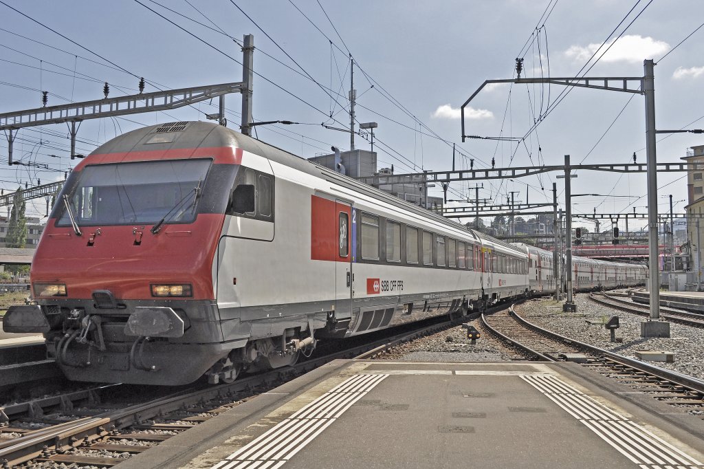 IC Bt mit IC bei der Einfahrt in Luzern, Aufgenommen am 08.08.2012