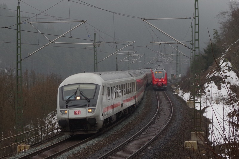 IC-Ersatzzug mit 101 066 gen Saalfeld und ein Hamster gen Kronach als RB am 05.04.2013 bei Ludwigsstadt. 