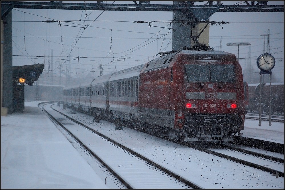 IC Konstanz-Greifswald mit 101 036-2 beeilt sich in Marburg, denn auf dem weiteren Weg wartet eine zeitraubende Baustelle. (Dezember 2009)