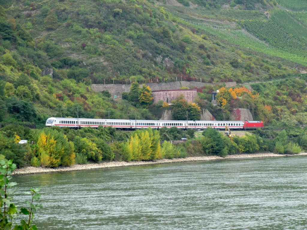 IC mit 101er als Zuglok zwischen Boppard und Koblenz auf der Linksrheinischen Seite am 07.10.2010.