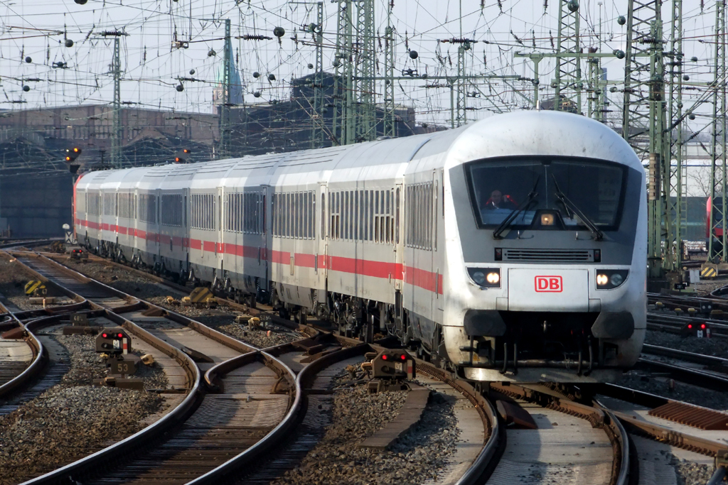 IC mit Schublok 101 044-6 bei der Einfahrt in Dortmund 5.2.2012