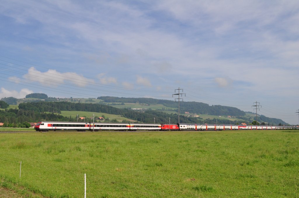 IC nach Brig mit eingeklemmter Re 460 bei Kiesen am 09.06.2010