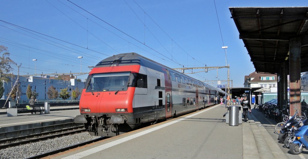 IC nach Interlaken Ost in Thun auf Gleis 1 kurz vor Abfahrt nach Spiez. Aufgenommen am 01.10.2011