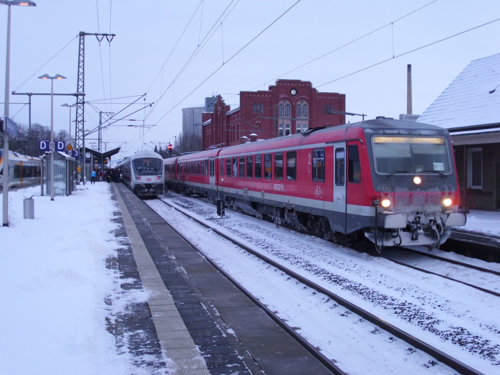 IC nach Kassel und ein gerade eingefarenner RE17 aus Hagen bestehend aus zwei Totalleingefrorenen BR628`ern. Gesehen in Warburg.