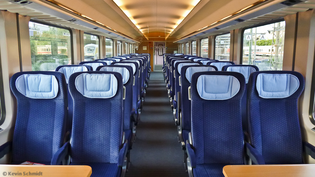 IC-Redesign: Hier blickt man durch den modernisierten Groraum eines Wagens der 2. Klasse, Bauart Bpmdz. Fotografiert im IC 2083  Knigssee , 15.08.2012.