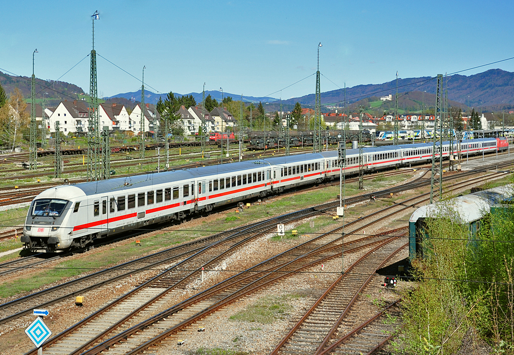 IC in Richtung M�nchen durch Freilassing - 101 135-2 schiebt - 25.04.2012