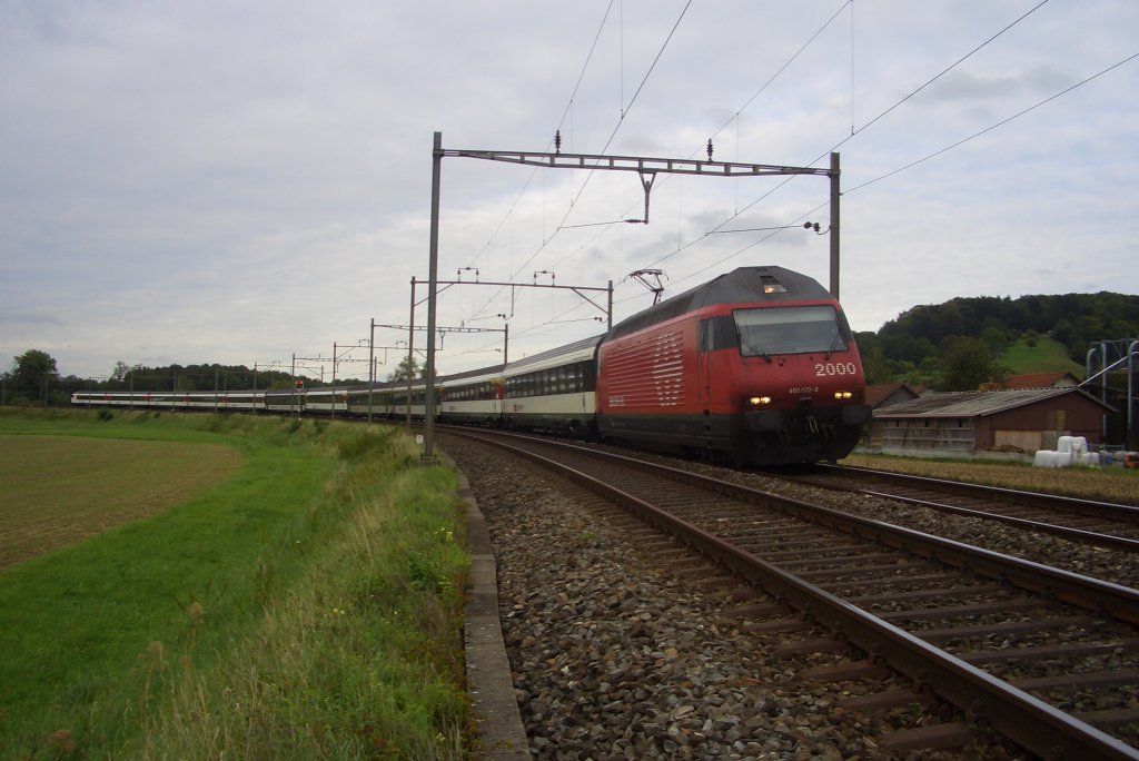 IC Romanshorn - Brig mit Re 460 072-2  Reuss  in Mllheim.
10.08.2007.