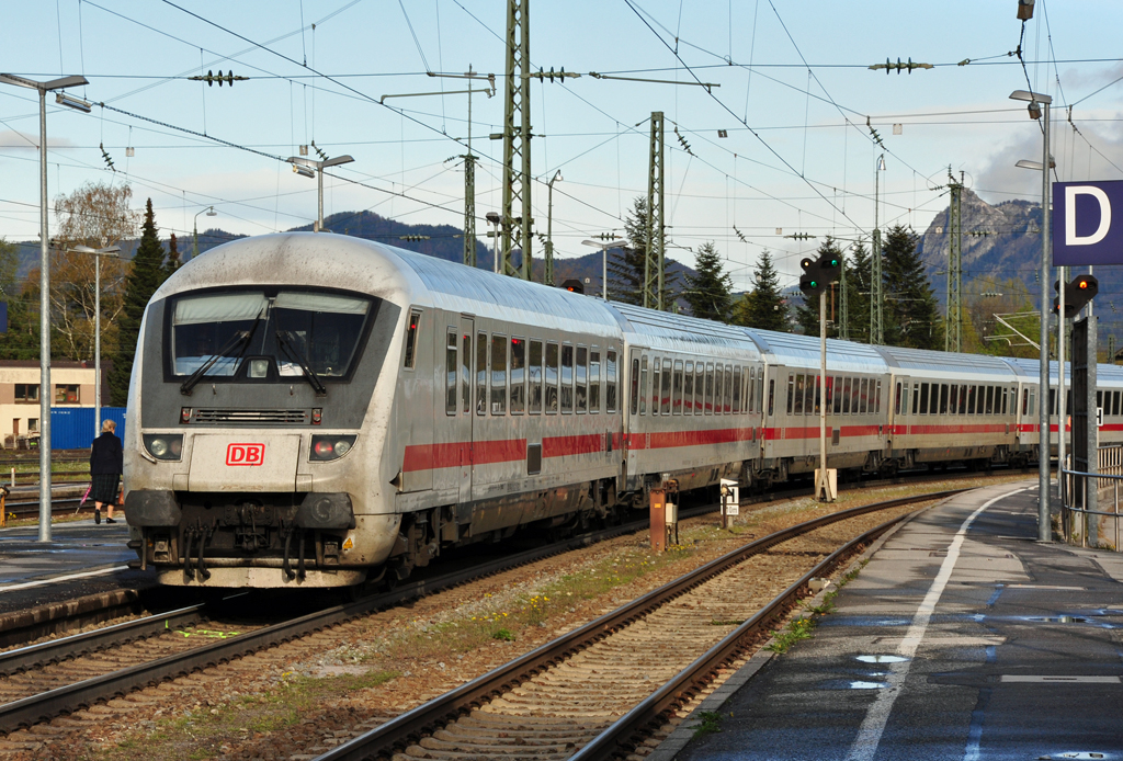 IC von Salzburg durch den Bf Freilassing in Richtung M�nchen - 24.04.2012