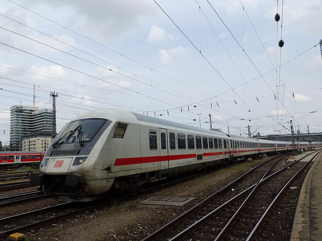 IC-Steuerwagen, Bimdzf; entschwindet mit seiner Garnitur in das Vorfeld des Mnchener Hauptbahnhofes; 130607