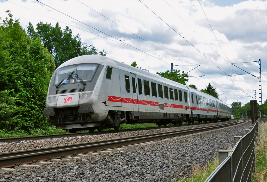 IC-Steuerwagen in Front, geschoben von der 120 501-02 durch Bonn-Sd - 11.06.2011