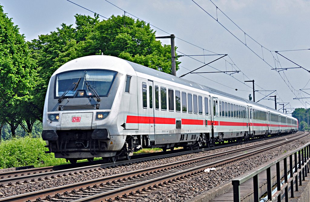 IC Steuerwagen, geschoben von der 101 099-0 kurz vor`m Bf Br�hl - 28.05.2010