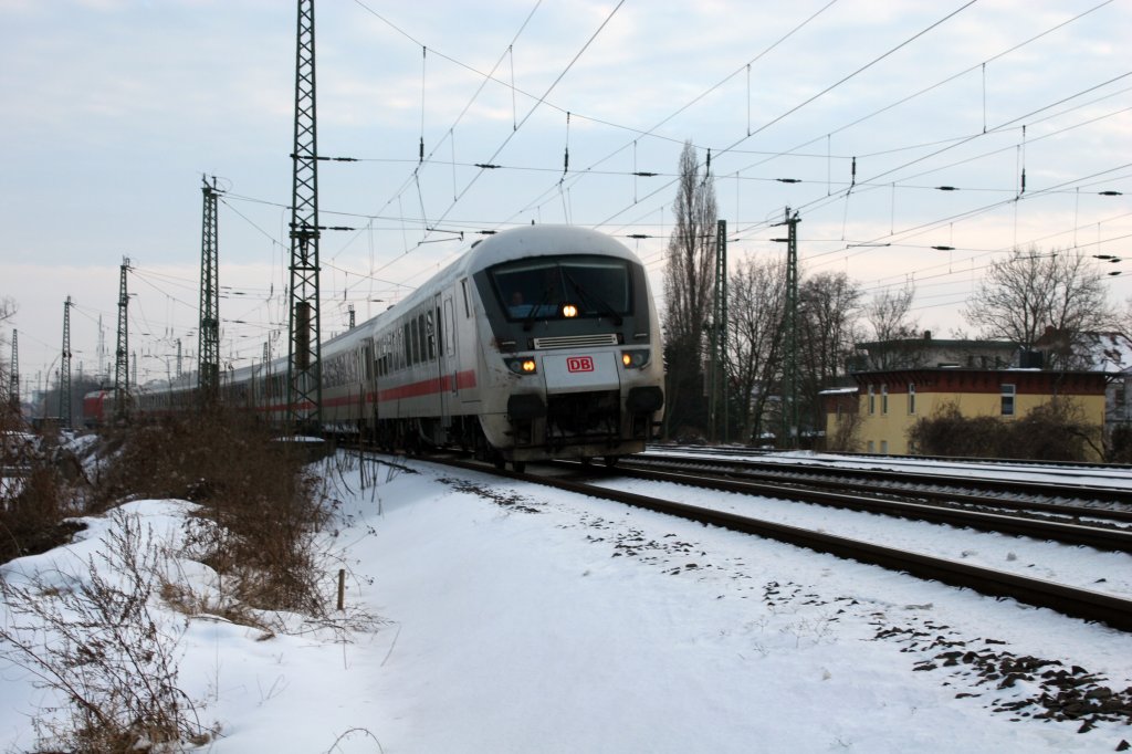 IC-Steuerwagen geschoben von 101 136-0 kurz vor der Einfahrt in den Magdeburger Hauptbahnhof, 17.02.2010.