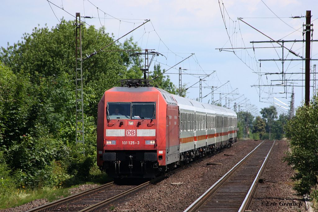 IC-Umleite in Bennigsen, normalerweise nehmen die IC´s die direkte Verbindung via Minden, aber aufgrund eines Brandes musste 101 125 den Umweg ber Paderborn in Kauf nehmen und passierte den ehemaligen Bahnhof Bennigsen. (1.7.11)