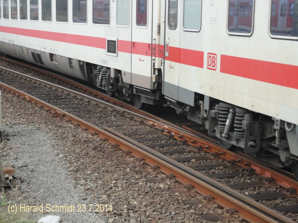 IC-Wagen am 23.7.2011 auf einer Weiche bei der Einfahrt in den Bahnhof Hamburg-Altona