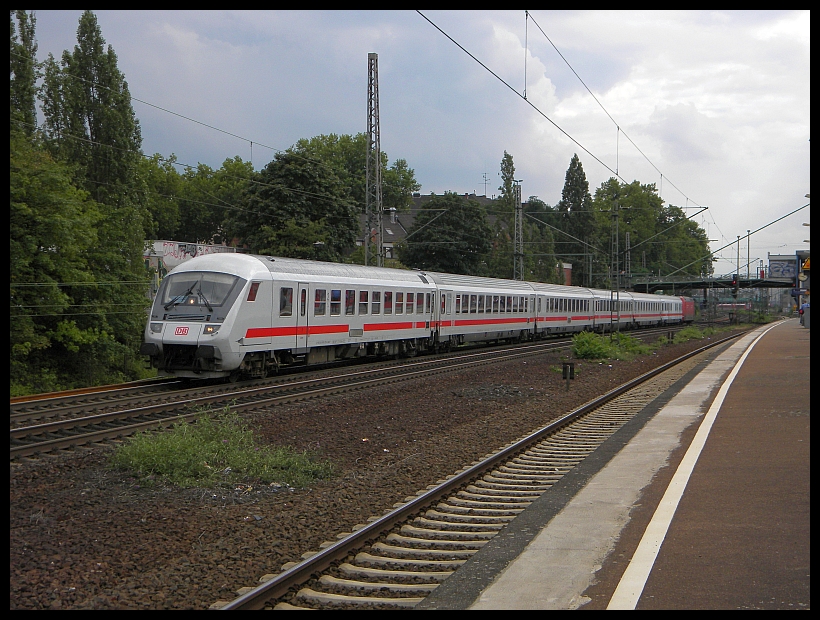 IC xxxx mit 101 069 bei der Durchfahrt durch D�sseldorf Zoo (Weitwinkel aufnahme)
