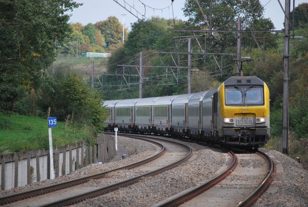 IC-Zug Eupen-Oostende am 7. Oktober bei Baelen (mit Elektrolok 1358).