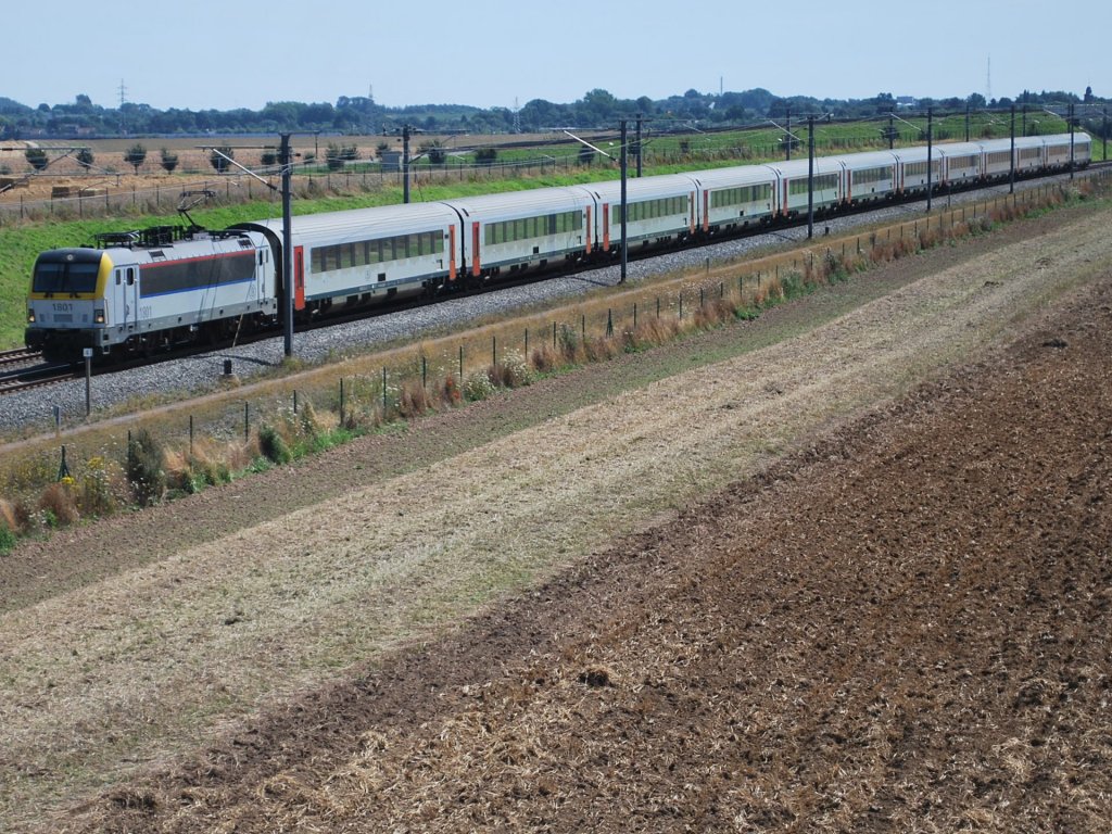 IC-Zug Eupen-Oostende auf der Hhe von Fooz (August 2012).