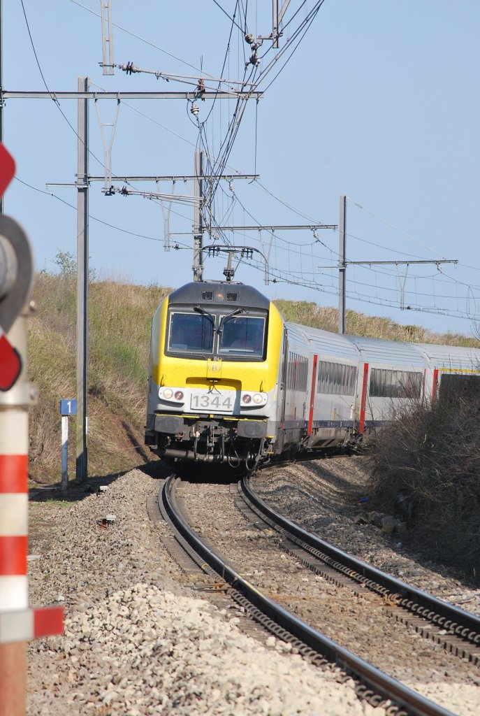 IC-Zug Eupen-Oostende auf der Linie 49 am Bahn�bergang von Herbesthal (18. April 2010)
