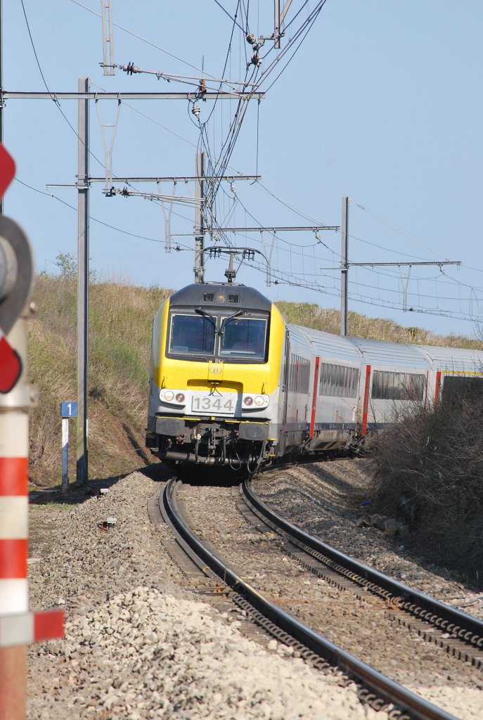 IC-Zug Eupen-Oostende auf der Linie 49 am Bahnbergang von Herbesthal (18. April 2010)
