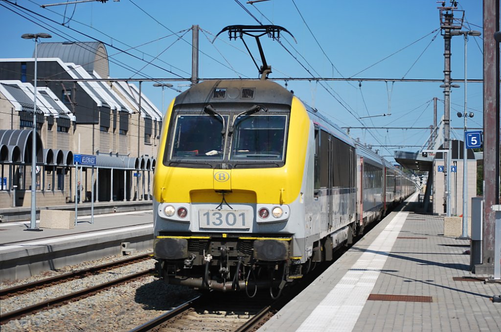 IC-Zug Eupen-Oostende im Bhf Welkenraedt (mit der Elektrolok der BR 13 ...