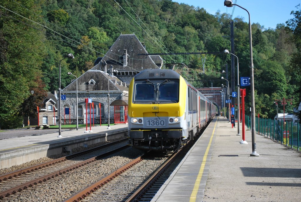 IC-Zug Eupen-Oostende fhrt am Bahnhof Trooz vorbei (Linie 37) 25. September 2010.