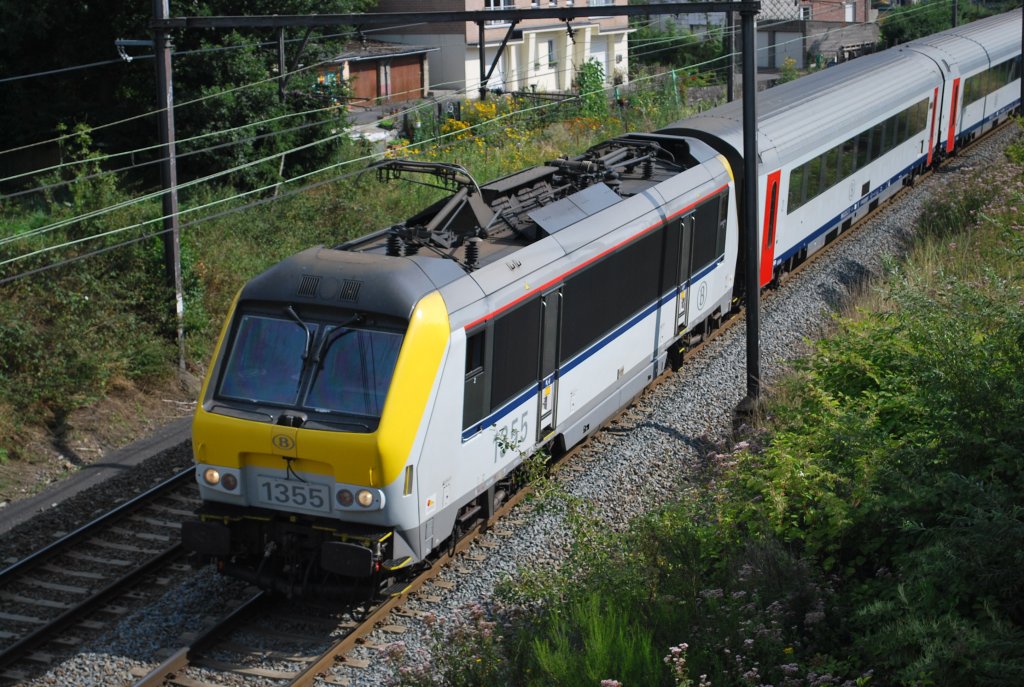 IC-Zug Eupen-Oostende verl�sst den Bhf Welkenraedt (gezogen von der Elektrolok 1355). August 2009.