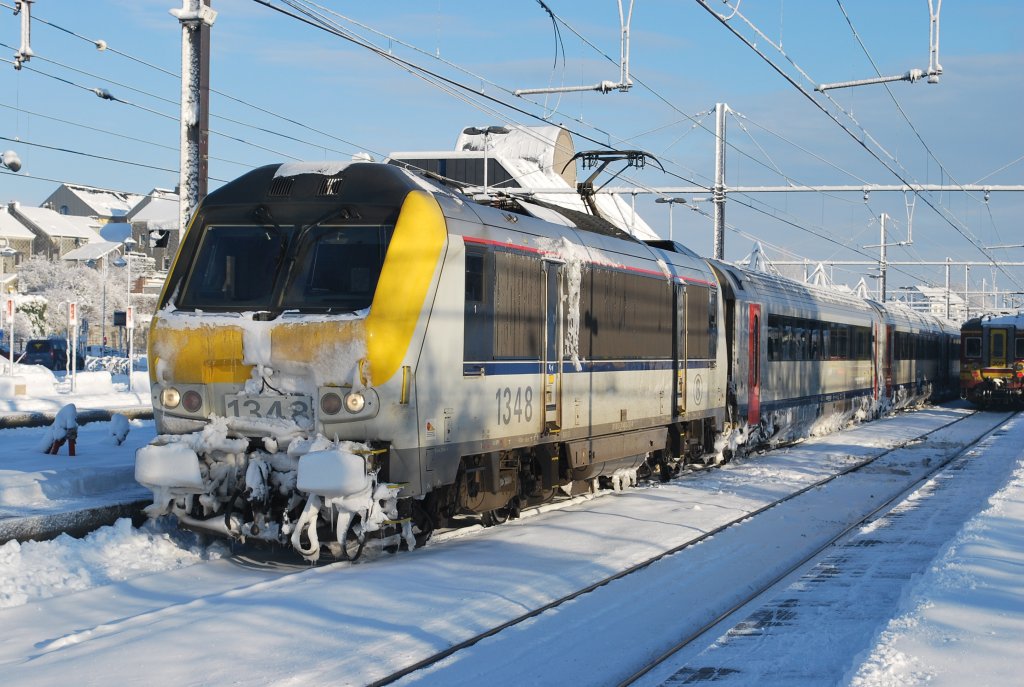 IC-Zug nach Oostende fhrt vom Gleis 4 (statt 5) ab. Welkenraedt, den 20. Dezember 2010.
