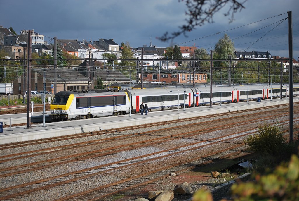 IC-Zug nach Oostende kommt im Bhf Welkenraedt an (Elektrolok 1334).