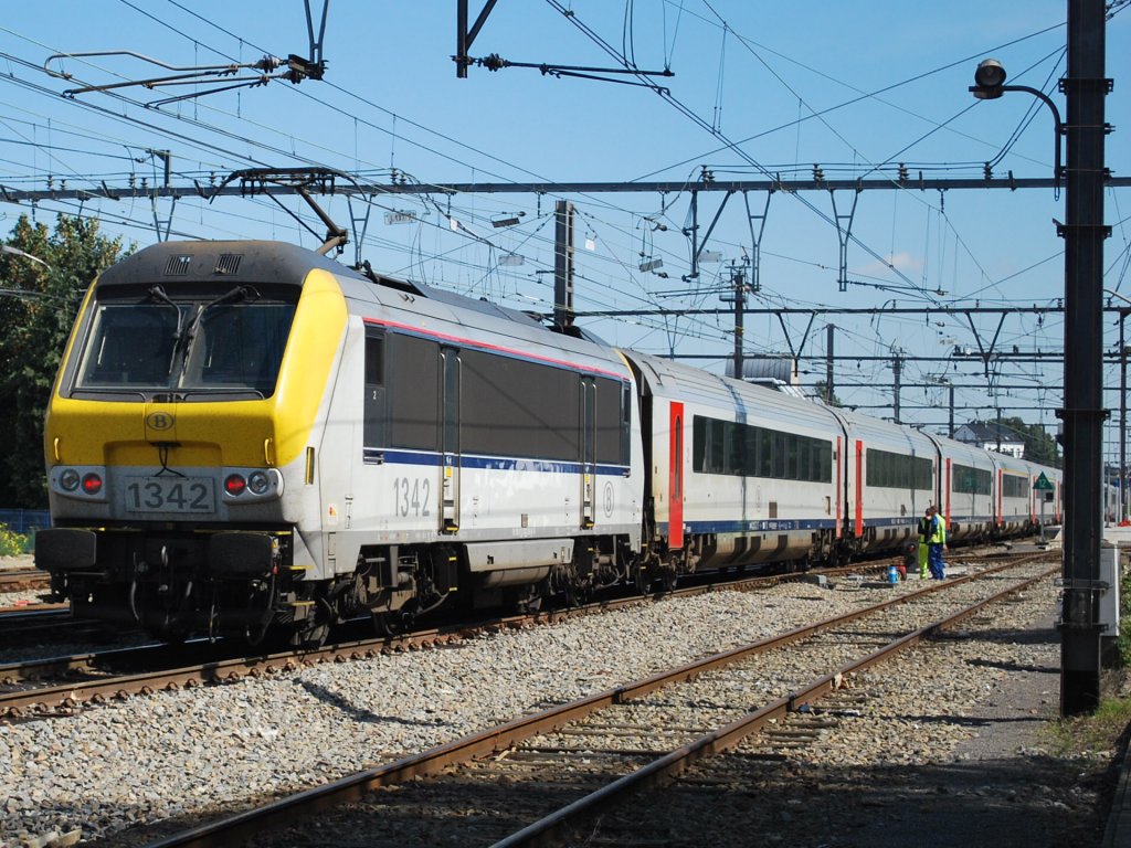 IC-Zug Oostende-Eupen bei der Ankunft in Welkenraedt (06.09.2010). Mehrsystemlok der Baureihe 13 der SNCB.