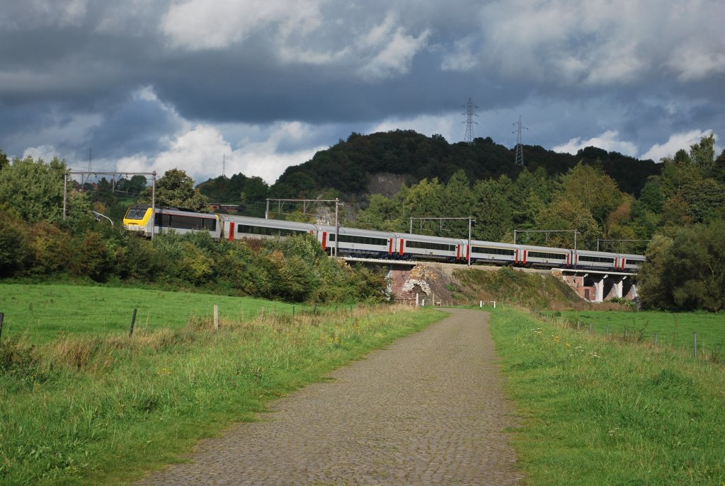 IC-Zug Oostende-Eupen fhrt in den Tunnel von Pepinster (Linie 37); 25. 09.2010.