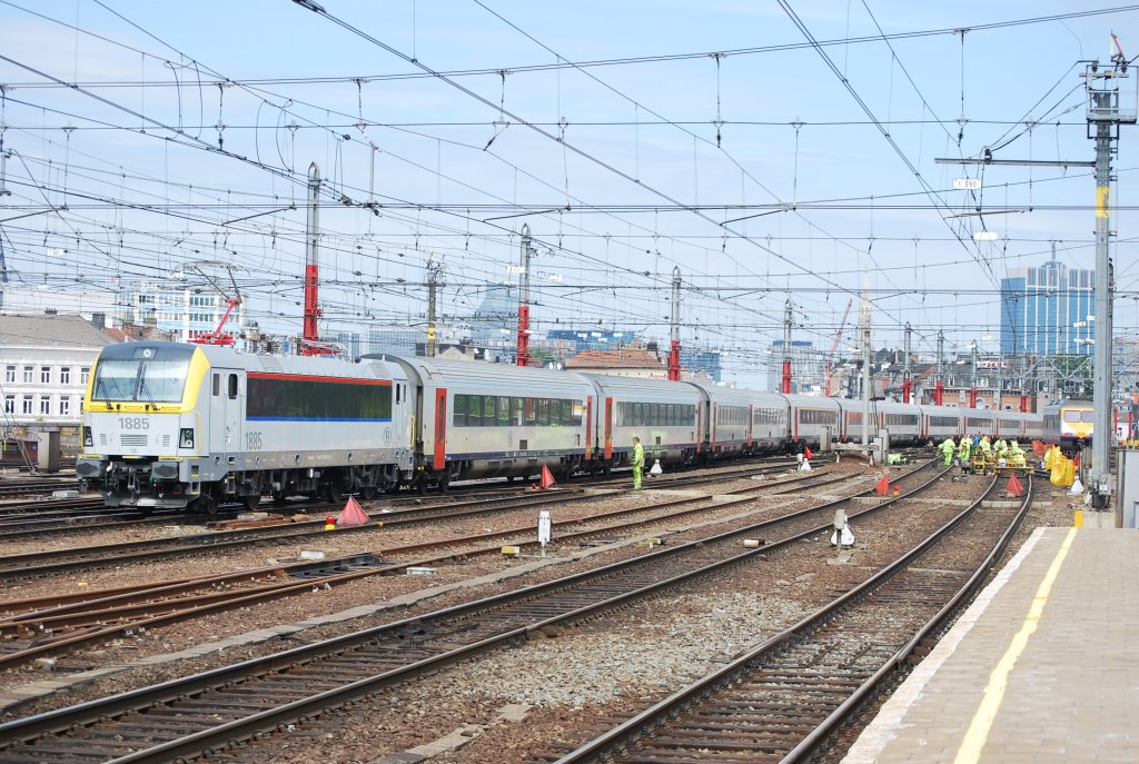 IC-Zug Oostende-Eupen wird am 2. Juni 2012 aus dem Brsseler Sdbahnhof (Bruxelles-Midi) von der Elektrolok 1885 geschoben. 
