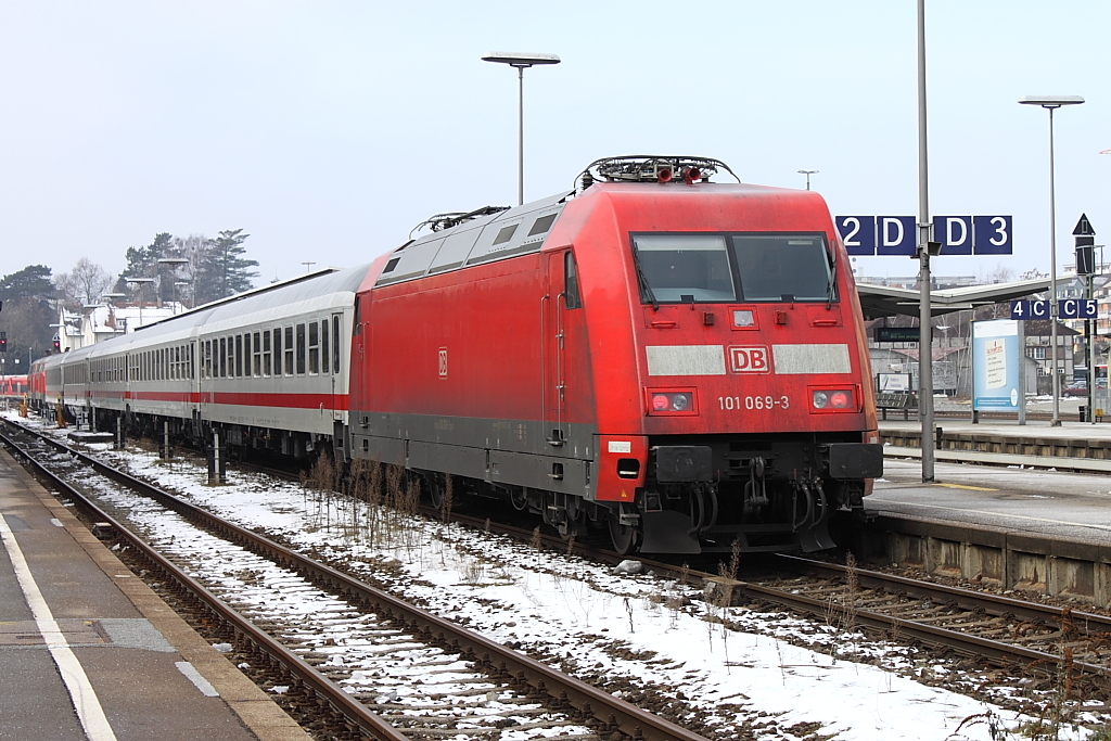 IC1218 in Friedrichshafen, der Zug wurde von 2*218 von Lindau nach Friedrichshafen gezogen, die 218er setzten gerade um, die 101 am Zugschluss wird nur mitgezogen. Der IC1218 fhrt von Innsbruck nach Frankfurt, ber Lindau, Friedrichshafen, Ulm und Stuttgart. Auf dem Teilstck Lindau-Friedrichshafen-Ulm, wird der Zug incl der 101 die den Zug von Innsbruck nach Frankfurt fhrt, von 2*218 gezogen. Friedrichshafen Stadt, 26.01.2012