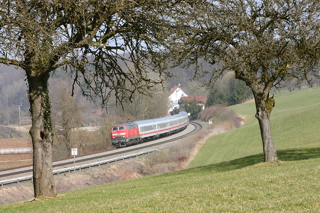 IC1219 wird in Krze an Meckenbeuren vorbei fahren, nchster Halt wird Friedrichshafen, der SKI Express fuhr von Frankfurt-Stuttgart-Ulm-Friedrichshafen-Lindau an den Arlberg, im Fahrplan 12/13 ist er nicht mehr zu sehen ...
(17.03.2012, Meckenbeuren)