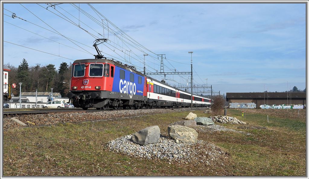 IC181 aus Stuttgart mit Cargo Re 421 371-6 wechselt in Hntwangen-Wil auf dei einspurige Rheinbrcke von Eglisau. (08.03.2013)