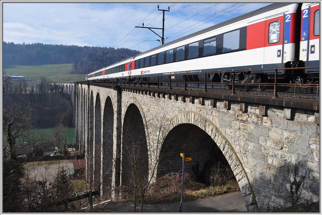 IC181 aus Stuttgart mit einer Cargo Re 421 berquert den Rhein zwischen Hntwangen-Wil und Eglisau. (08.03.2013)