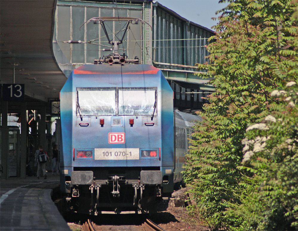 IC2114 mit Schublok 101 070-1  Adler Mannheim  beim Halt in Duisburg Hbf, 3.6.10