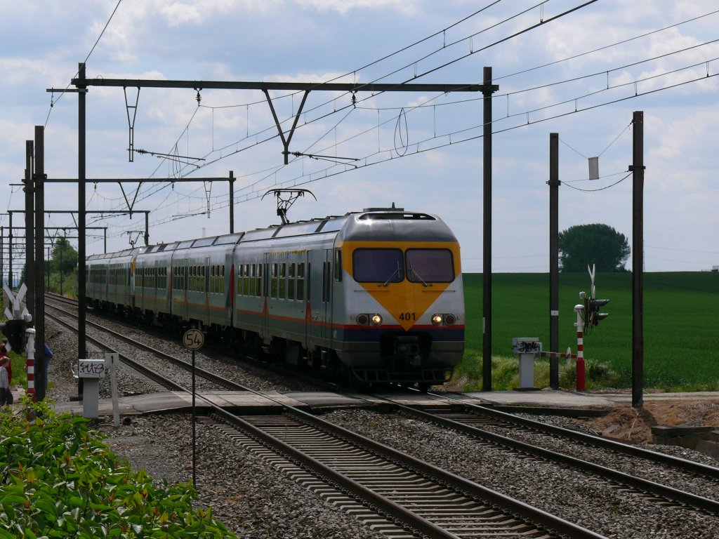 IC2432 Dinant - Bruxelles-Midi mit den Triebwagen 401 und 371 (AM80 Break) aufgenommen am 29/05/2010 an einem Bahnbergang bei Beuzet-Gembloux.