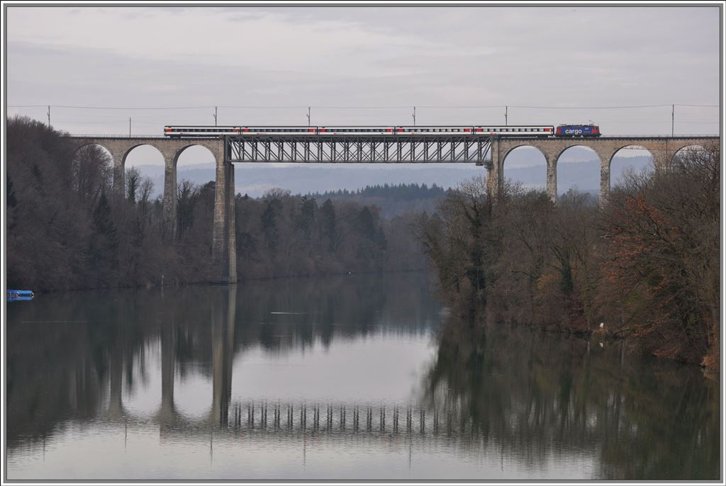 IC280 von Zrich nach Stuttgart mit einer weiteren Cargo Re 421 auf der Eglisauer Rheinbrcke. (08.03.2013)