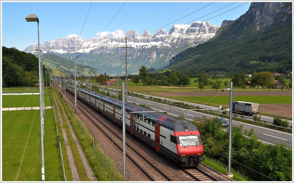 IC565 zwischen Flums und Mels mit den Churfirsten im Hintergrund. (28.05.2013)