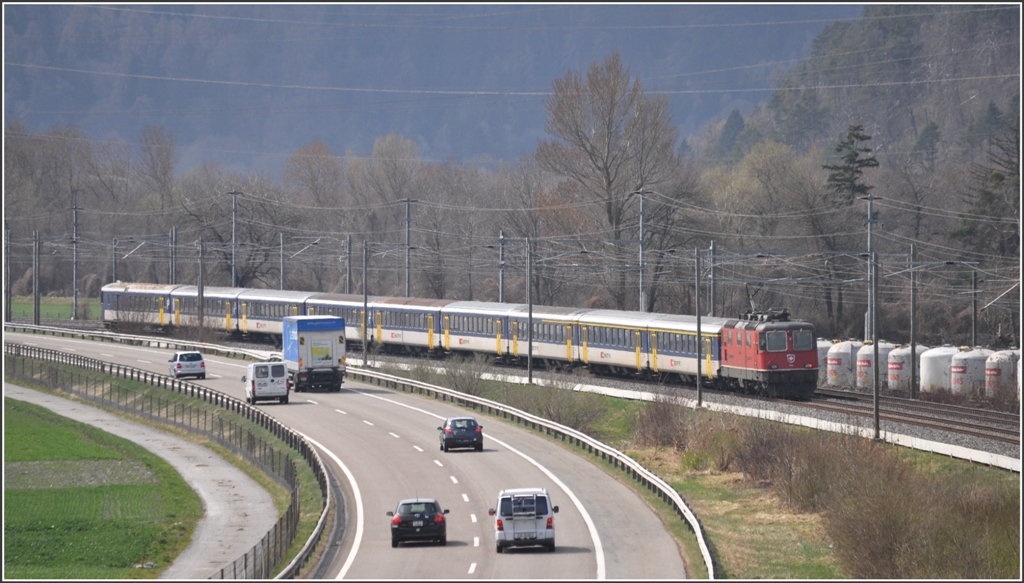 IC569 Re 4/4 - BDt Dispopendel bei Untervaz-Trimmis neben der Sdspur der A13. (29.03.2012)