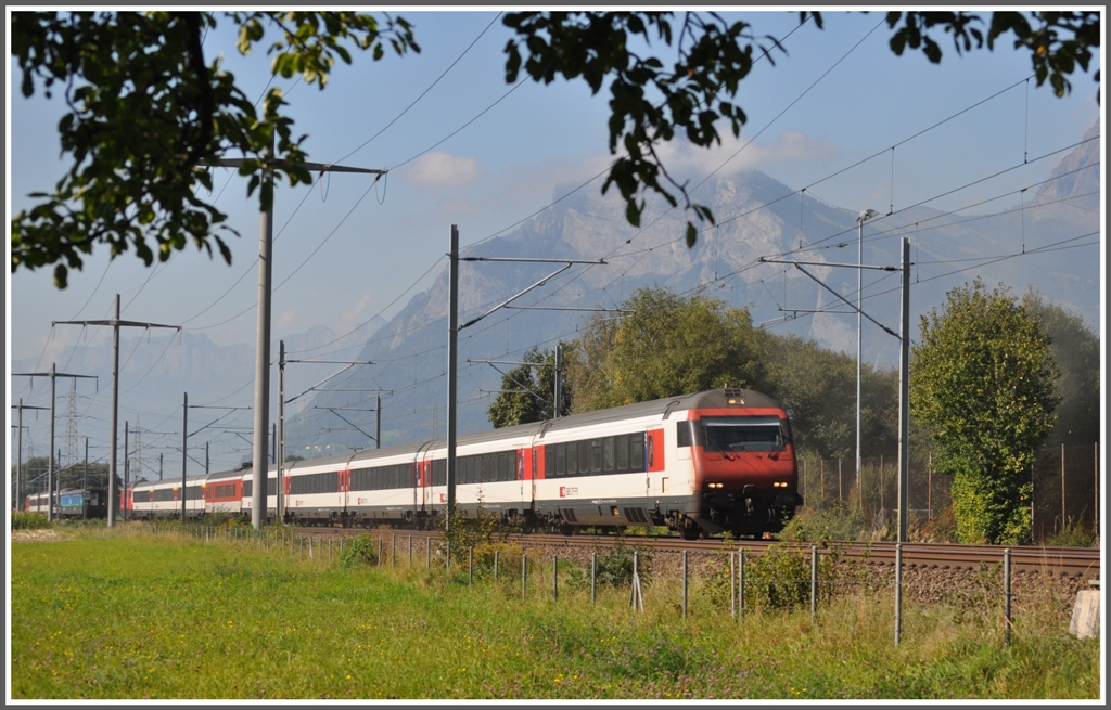 IC573 kreuzt den RE3832 zwischen Bad Ragaz und Mainefeld. Im Hintergrund der Gonzen bei Sargans. (23.09.2011)