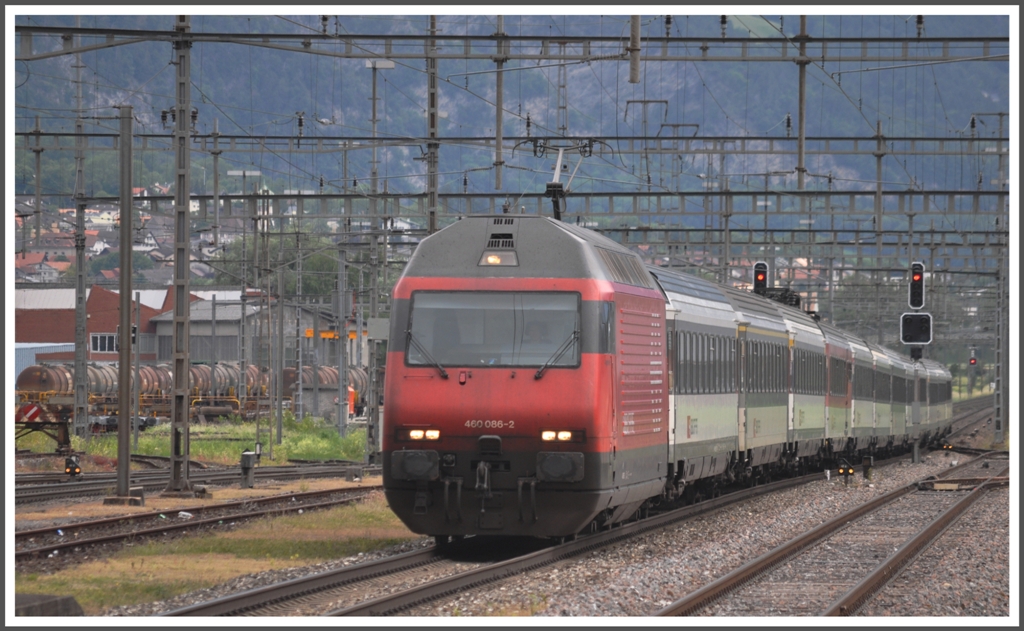 IC580 mit Re 460 086-2 In Landquart. (01.06.2011)