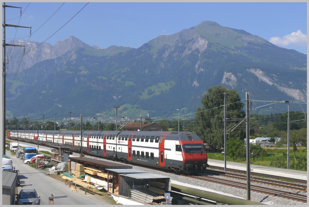 IC582 fhrt durch Zizers, im Hintergrund der Vilan. (28.06.2010)